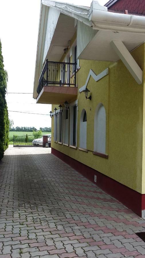 Napfuerdo Vendeghaz Hotel Mezőkövesd Екстериор снимка